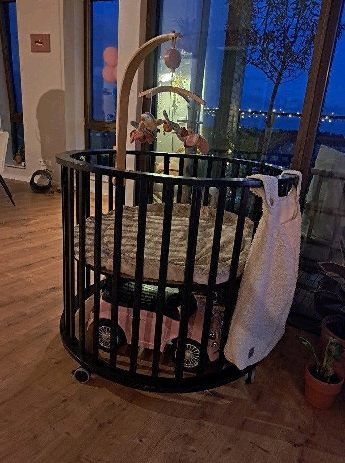 Ronde zwarte box met Jolein boxkleed, Kinderen en Baby's, Boxen, Ophalen, Gebruikt, Rond, Wieltjes