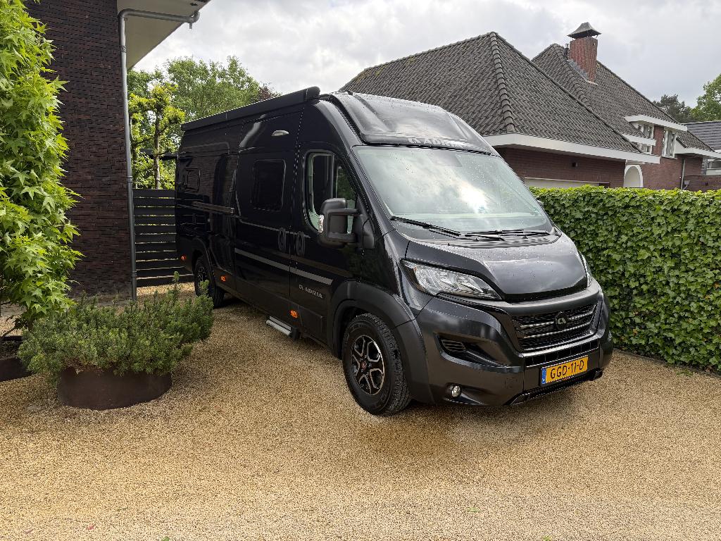 Adria Twin 640 SLB 2.2D 132KW 2024 Zwart, Caravans en Kamperen, Campers, Automaat, Koelkast, Tot en met 2, Startonderbreker