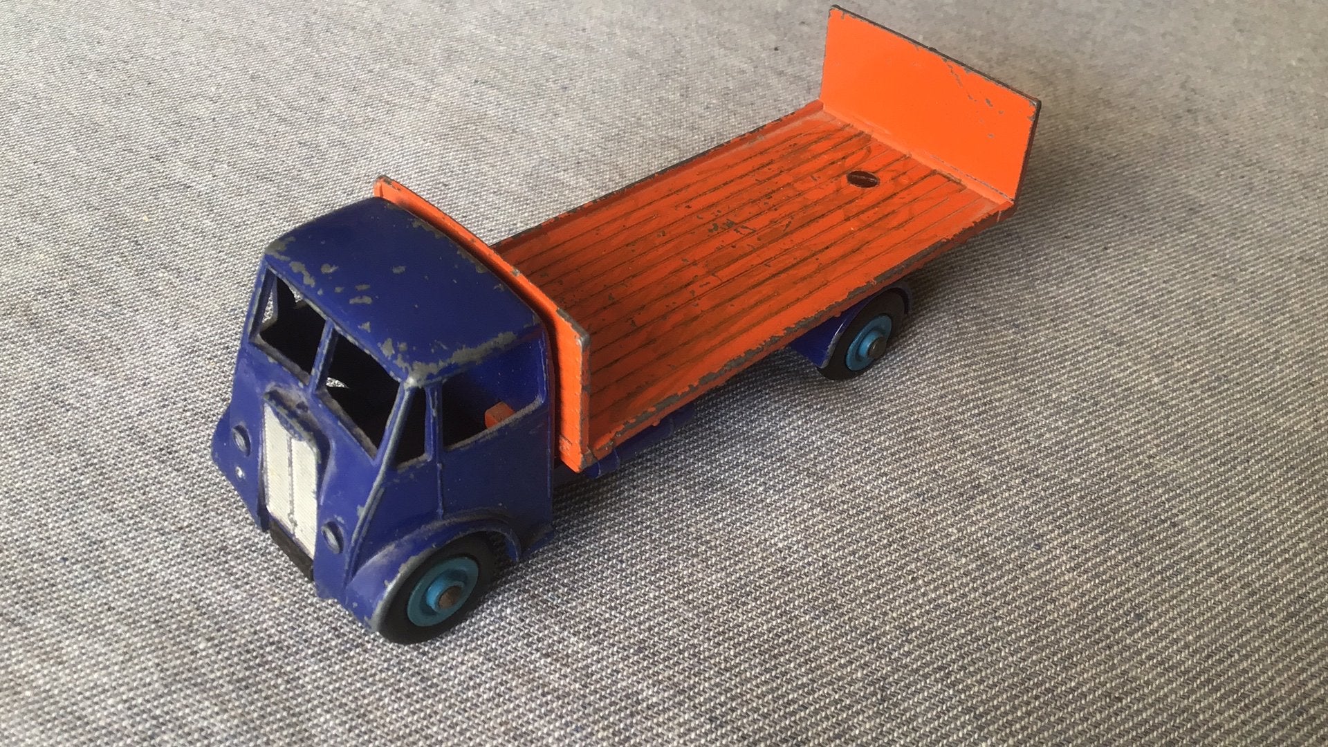 DINKY TOYS GUY PLATTE BAK GELIEFD MODEL /BINNENKORT JARIG?😅, Ophalen of Verzenden, Gebruikt, Auto, Dinky Toys