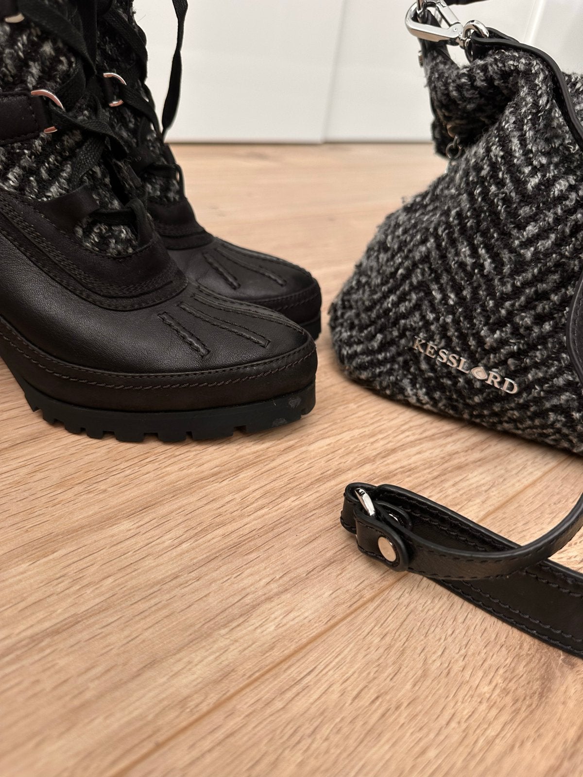 Kesslord Handtas en Laarzen Set - Stijlvol & Comfortabel, Kleding | Dames, Ophalen of Verzenden, Gedragen, Zwart, Lage of Enkellaarzen