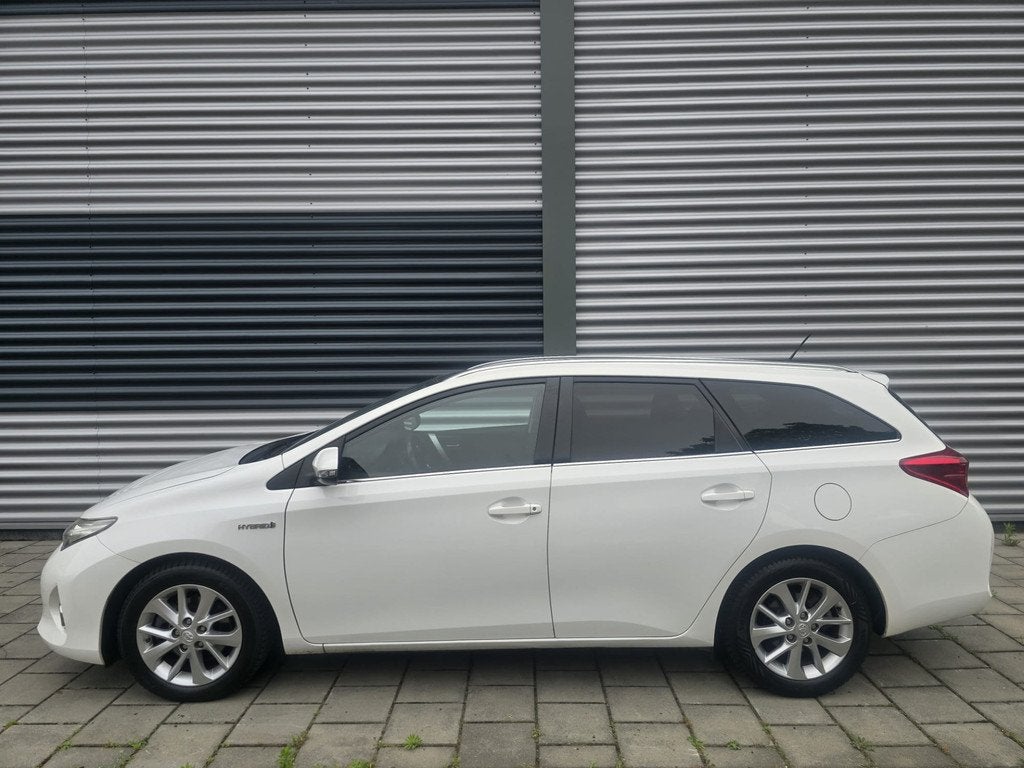 Toyota Auris Touring Sports 1.8 Hybrid Lease (bj 2014), Auto's, Euro 5, Gebruikt, Wit, Hybride Elektrisch/Benzine