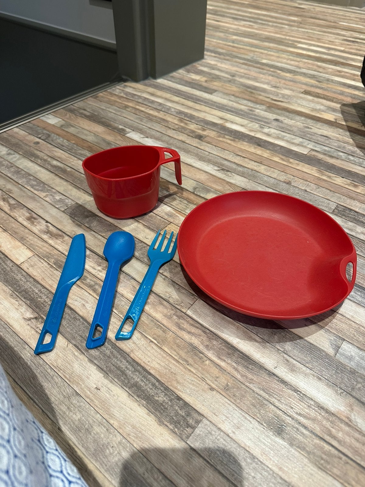 Kampeer servies en bestek voor bv scouting kamp, Caravans en Kamperen, Kampeeraccessoires, Ophalen of Verzenden, Zo goed als nieuw