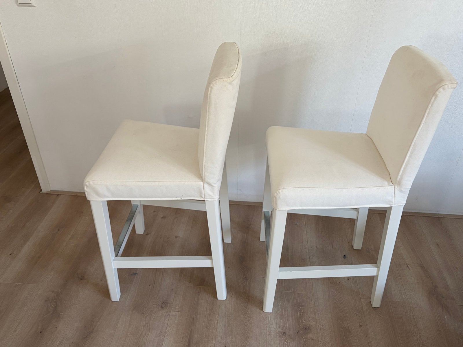 Set van 2 witte barkrukken met stoffen bekleding, Huis en Inrichting, Ophalen, Met voetsteun, 60 tot 90 cm, Zo goed als nieuw