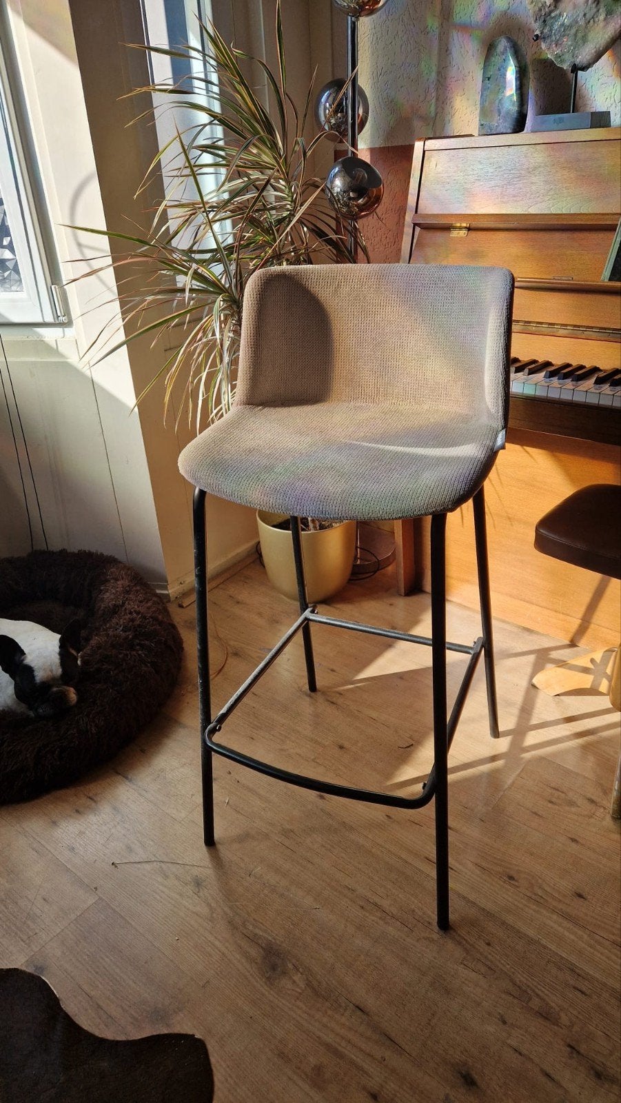 2 Grijs/Taupe kleurige barkrukken - bijna niet gebruikt, Huis en Inrichting, Ophalen, Met voetsteun, Zo goed als nieuw, Metaal