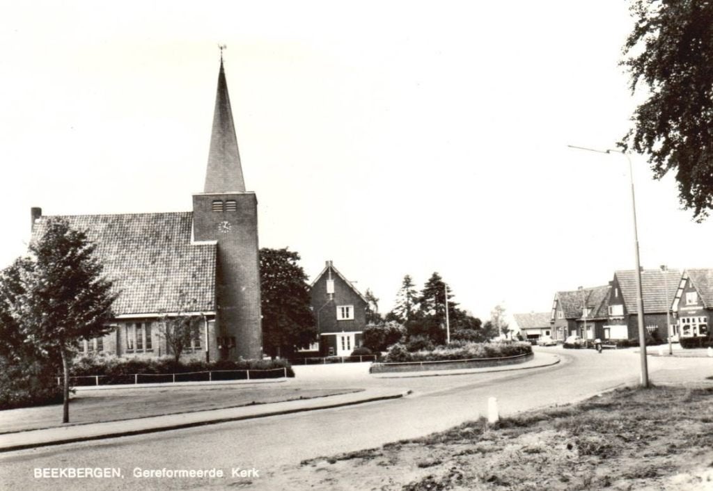 Beekbergen (Gld) Geref. kerk / mooi Straatbeeld 1970., Ophalen, 1960 tot 1980, Ongelopen, Gelderland