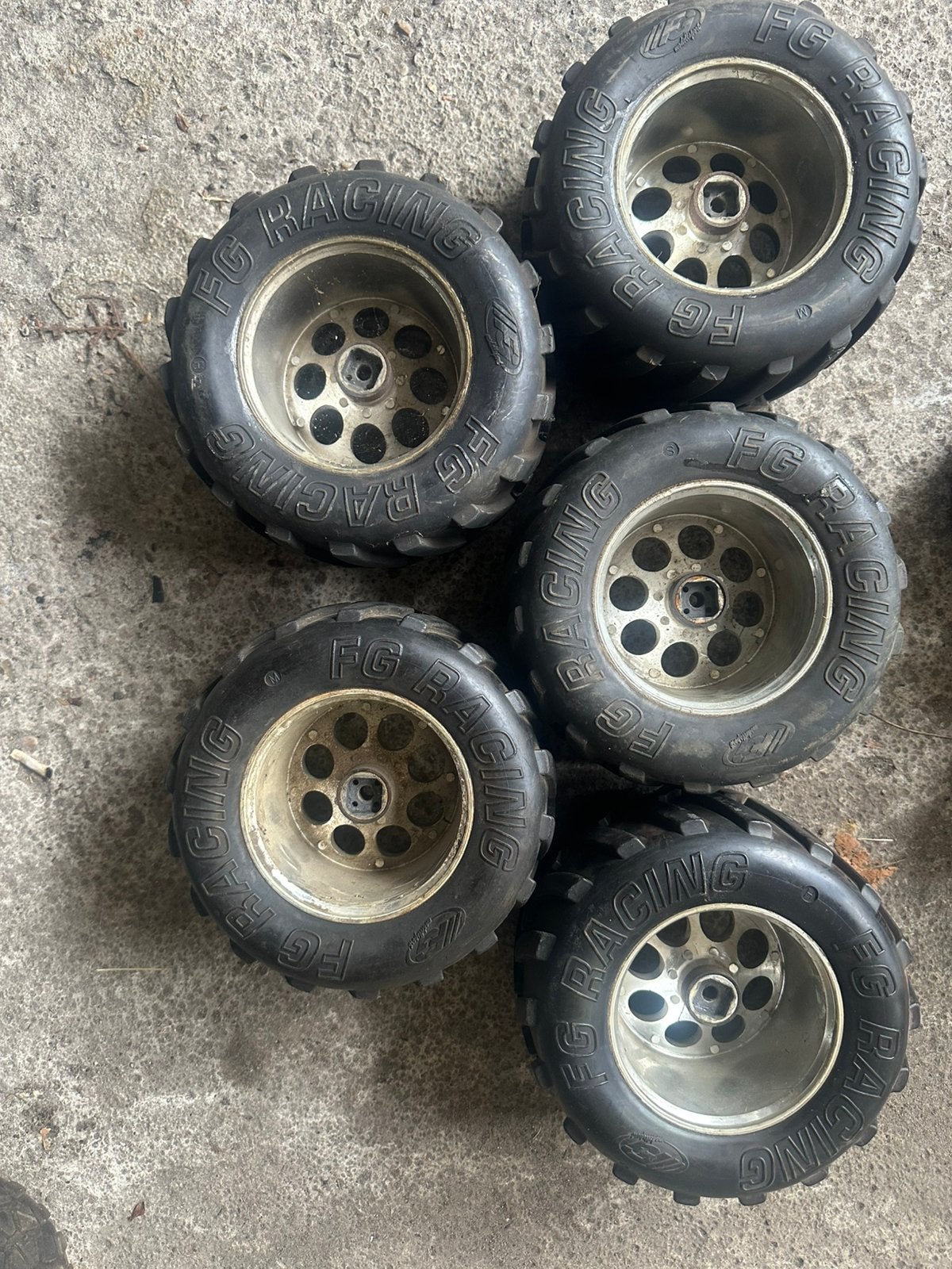 Fg monstertruck wielen, Hobby en Vrije tijd, Benzine, Ophalen of Verzenden, Zo goed als nieuw, Onderdeel