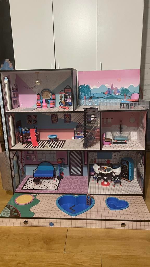 LOL Surprise Poppenhuis met veel poppen en accessoires/ set, Kinderen en Baby's, Speelgoed | Poppenhuizen, Gebruikt, Poppenhuis