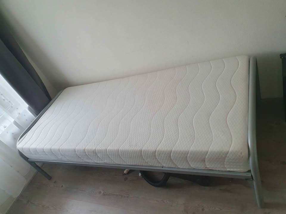 Eenpersoonsbed met matras 200 x 90 cm, Ophalen, Gebruikt, 90 cm, Eenpersoons