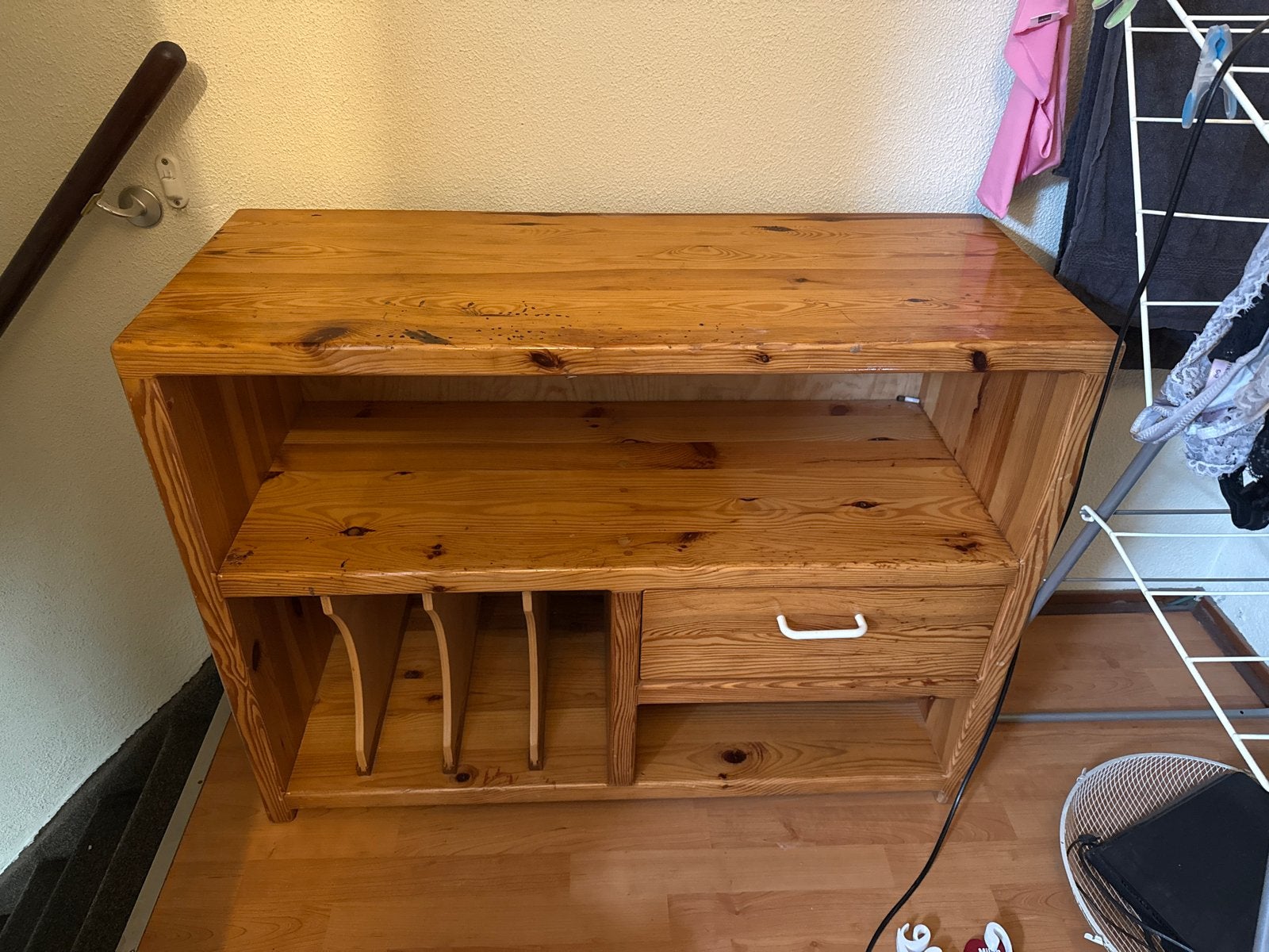 Houten kastje/dressoir van grenen, Ophalen, Gebruikt