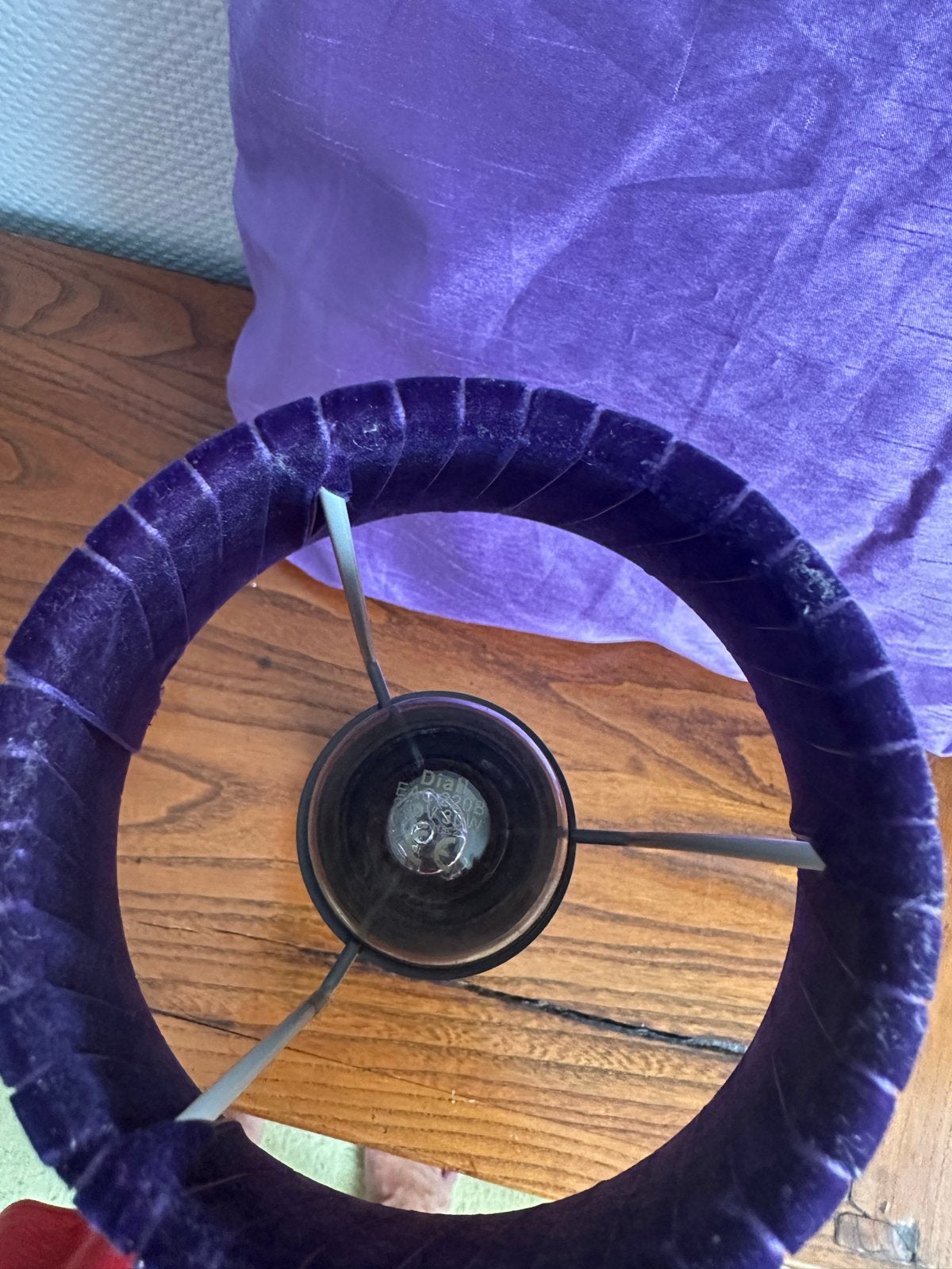 Paarse tafellamp met koperen voetje, 40 cm hoog, Huis en Inrichting, Paars, Ophalen, Gebruikt, Metaal