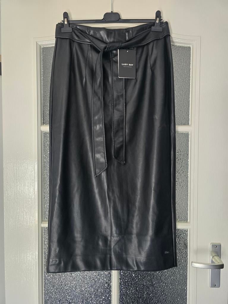 Nieuwe lange leren rok L lady day zwart, Kleding | Dames, Rokken, Ophalen of Verzenden, Nieuw, Zwart, Onder de knie