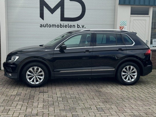 Volkswagen Tiguan 1.4 TSI ACT Business-Trekhaak-DealerOnderH, Auto's, Voorwielaandrijving, Dealer onderhouden, 4 cilinders, Zwart