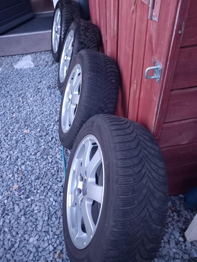 Volvo velgen 16inch met winterbanden +4zomerbanden, Ophalen