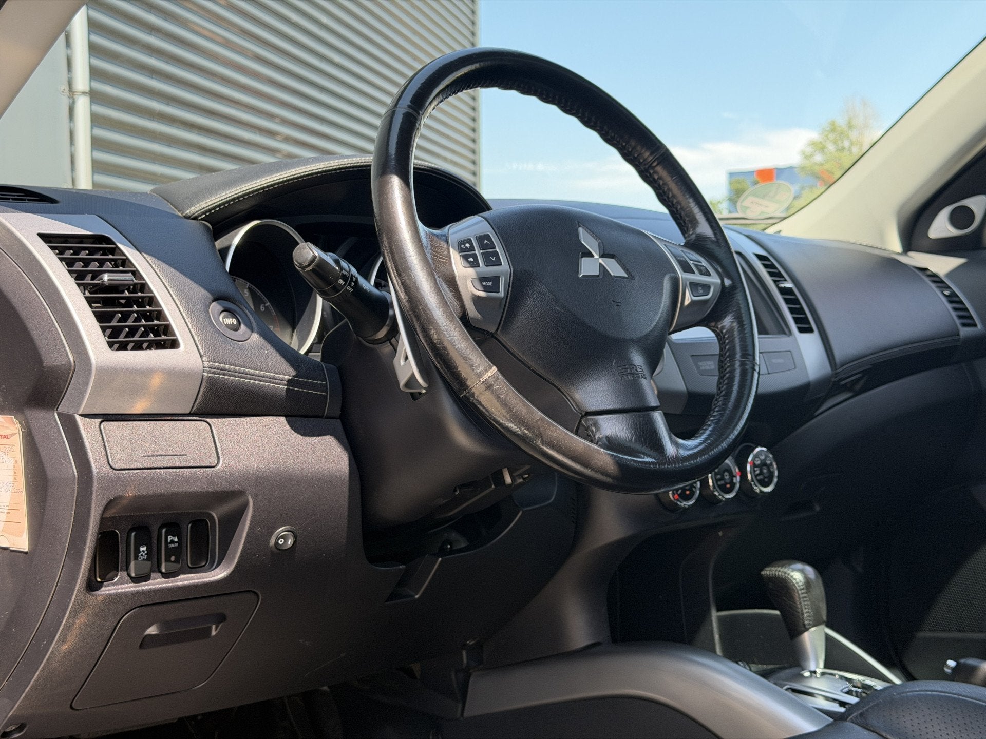 Mitsubishi Outlander BWJ 10-2012 | 2.0I 147 PK Edition Two A, Auto's, Zwart, 4 cilinders, Automatische klimaatregeling, Blauw