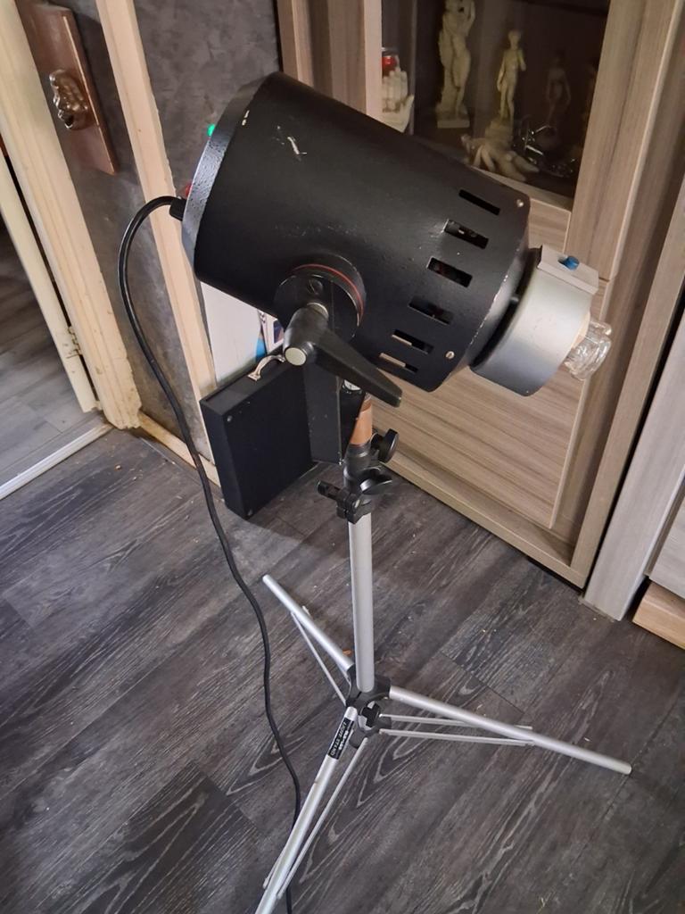 Professionele studioflitser met statief, Audio, Tv en Foto, Fotografie | Fotostudio en Toebehoren, Ophalen of Verzenden, Lamp of Flitsset