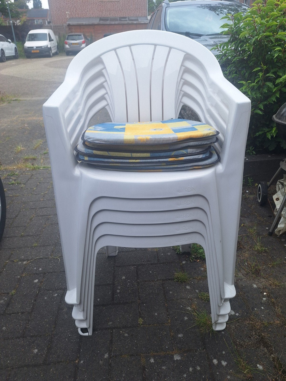 Witte kunststof tuinstoelen met kussens, stapelbaar, Tuin en Terras, Tuinstoelen, Ophalen of Verzenden, Gebruikt, Kunststof, Stapelbaar