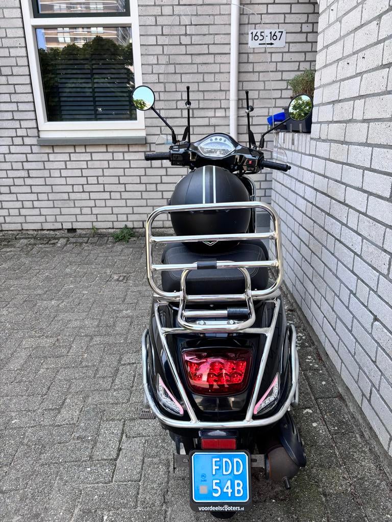 Zwarte Senzo Rivalux snorscooter met windscherm, Fietsen en Brommers, Snorfietsen en Snorscooters, Gebruikt, Benzine, Ophalen