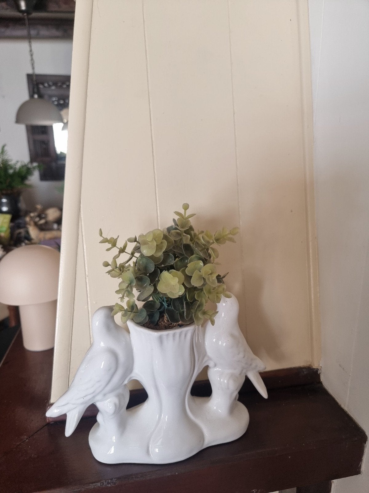 Witte keramische vaas met vogels en kunstplant, Huis en Inrichting, Woonaccessoires | Vazen, Wit, Inclusief decoratie, Ophalen of Verzenden