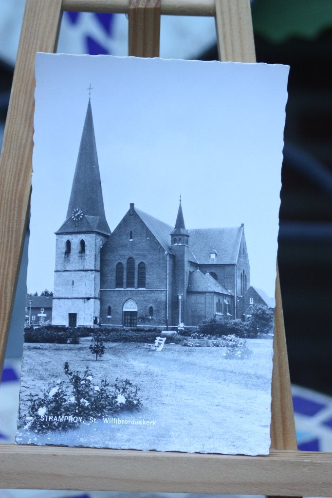 Oude zwart wit ansichtkaart Stramproy St. Willibrorduskerk, Verzamelen, Ophalen of Verzenden, 1960 tot 1980, Ongelopen, Limburg