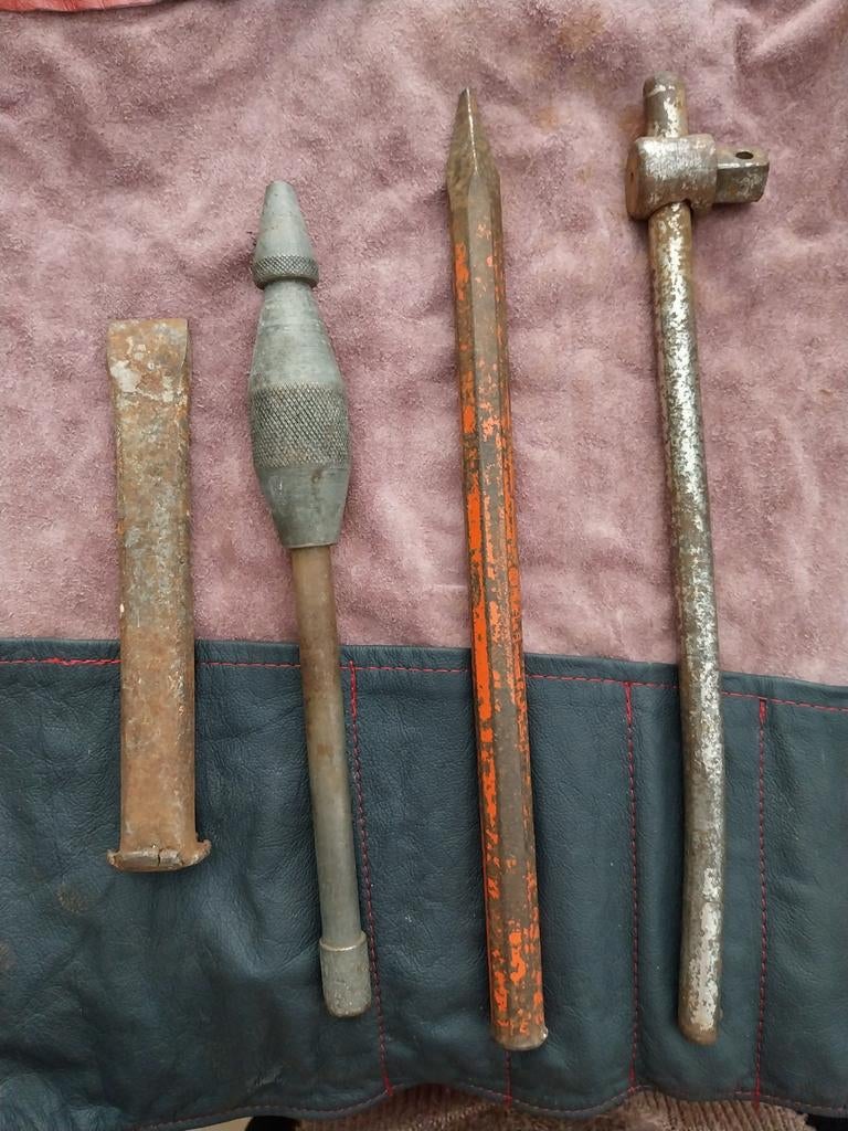 4 stuks oude gereedschappen - beitel, priem, Ophalen of Verzenden, Gebruikt