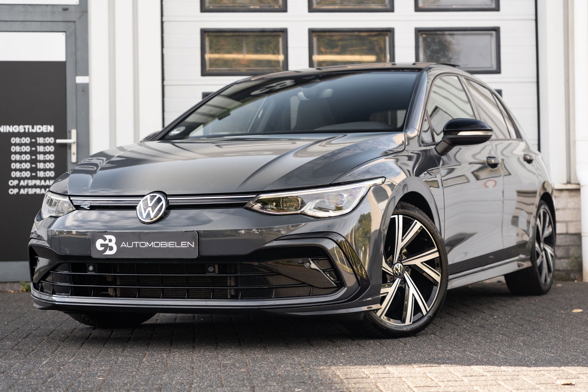 Volkswagen Golf 1.5 eTSI R-Line PANO-Camera-IQ Light, Auto's, Dealer onderhouden, 4 cilinders, 150 pk, Bedrijf