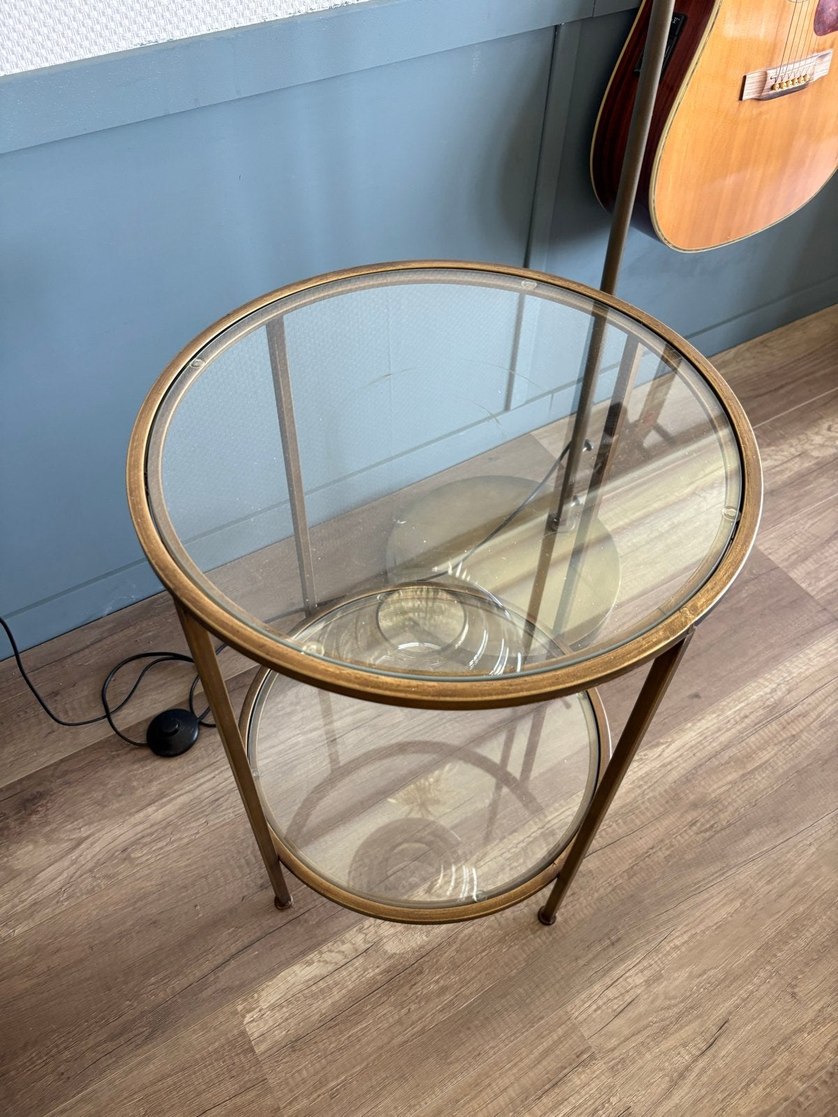 Ronde bijzettafel met glazen bladen - Goudkleurig, Huis en Inrichting, Tafels | Bijzettafels, Minder dan 55 cm, Gebruikt, Rond