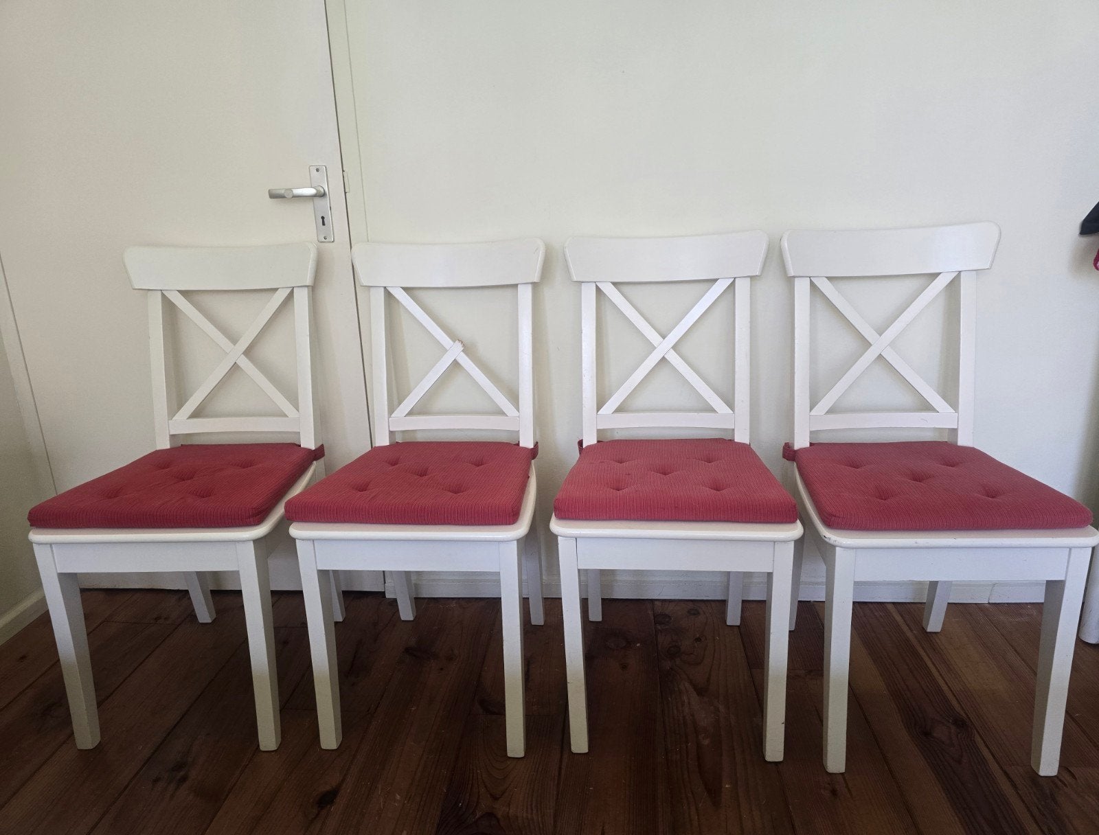 Witte stoelen met rode kussens - 65 euro voor 4 stoelen, Ophalen, Hout, Gebruikt, Wit