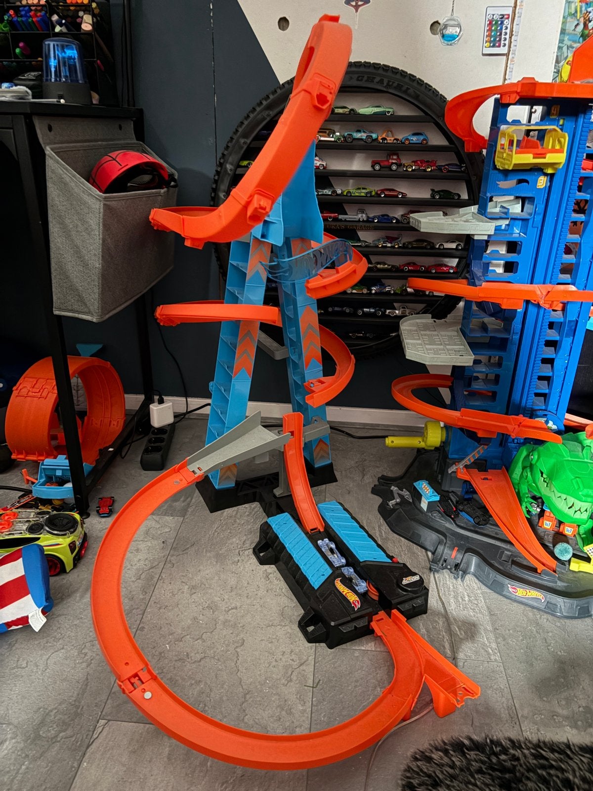 Hot wheels racebaan en mega dino garage, Ophalen of Verzenden, Zo goed als nieuw, Handmatig, Hot Wheels