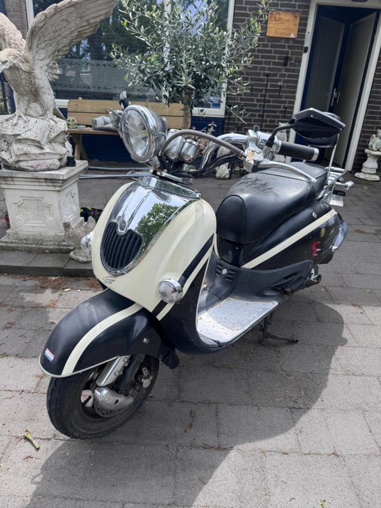 Killerbee Custom 4 takt, Fietsen en Brommers, Scooters | SYM, Zo goed als nieuw, Overige modellen, Benzine, Ophalen