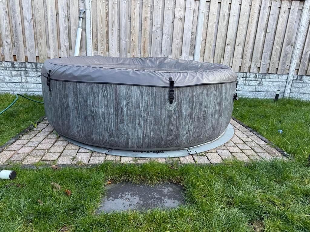 Mooie Intex 6-persoons jacuzzi, Tuin en Terras, Bubbelbaden en Hottubs, Ophalen, Zo goed als nieuw, Afdekzeil, Opblaasbaar
