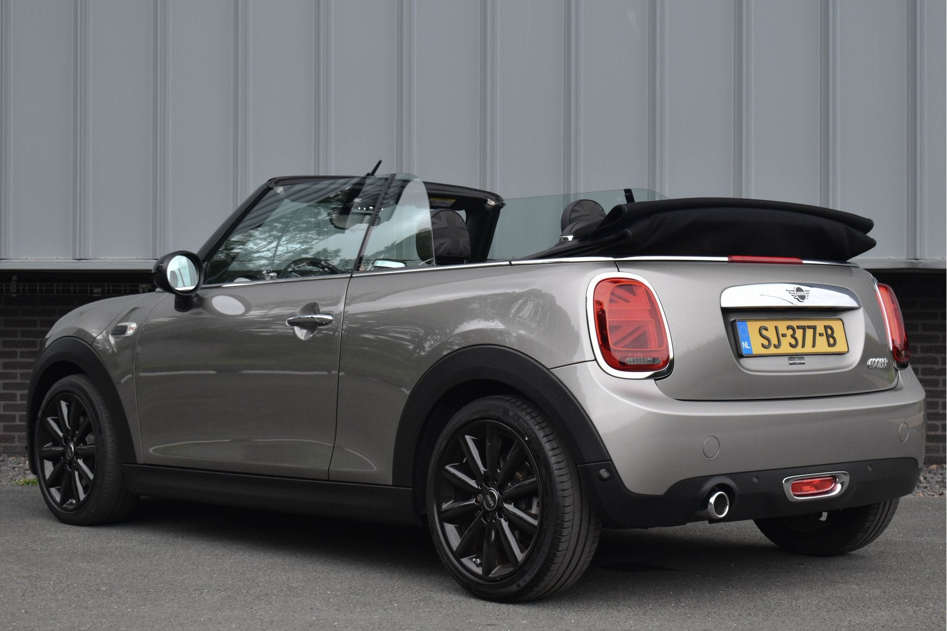 MINI Cabrio 1.5 Cooper Chili | UNIEK ! | Leder | NL Auto | C, Auto's, Dealer onderhouden, 136 pk, Gebruikt, Bedrijf