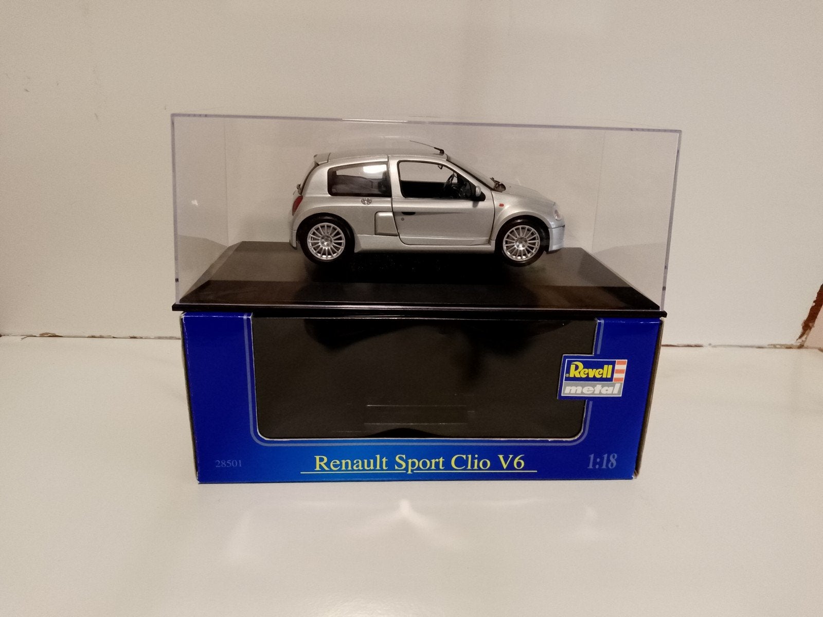 Revell - Renault Clio V6 Sport   1:18, Hobby en Vrije tijd, Ophalen of Verzenden, Zo goed als nieuw, Auto, Revell