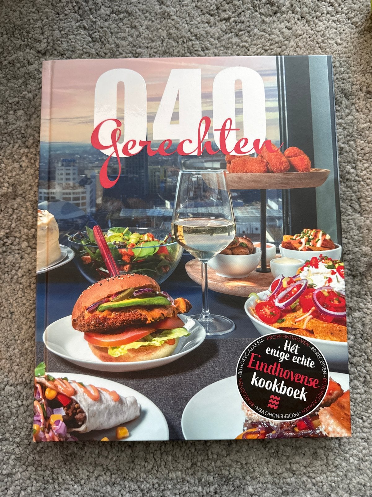040 Gerechten: Hét enige echte Eindhovense kookboek, Ophalen of Verzenden, Zo goed als nieuw, Nederland en België, Voorgerechten en Soepen