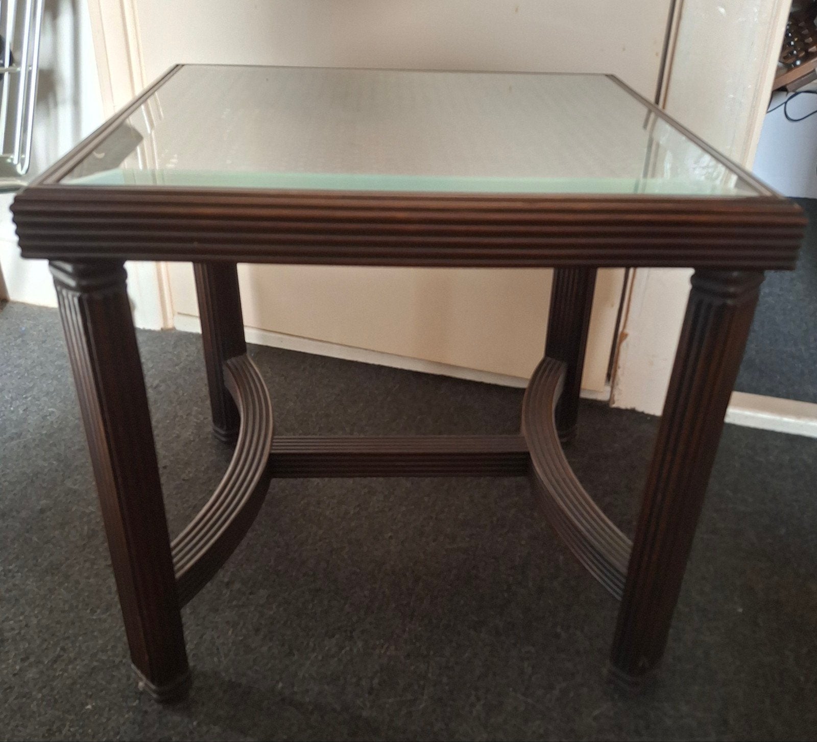 Klassieke Donkerhouten Bijzettafel met Webbing/Rotan, Minder dan 55 cm, Zo goed als nieuw, Hollywood Regency, Rechthoekig