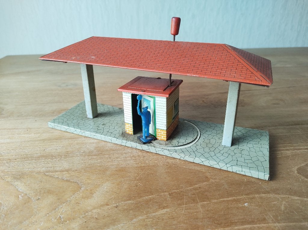 Oud blikken stationswachtershuisje voor speelgoed treinbaan, Ophalen of Verzenden