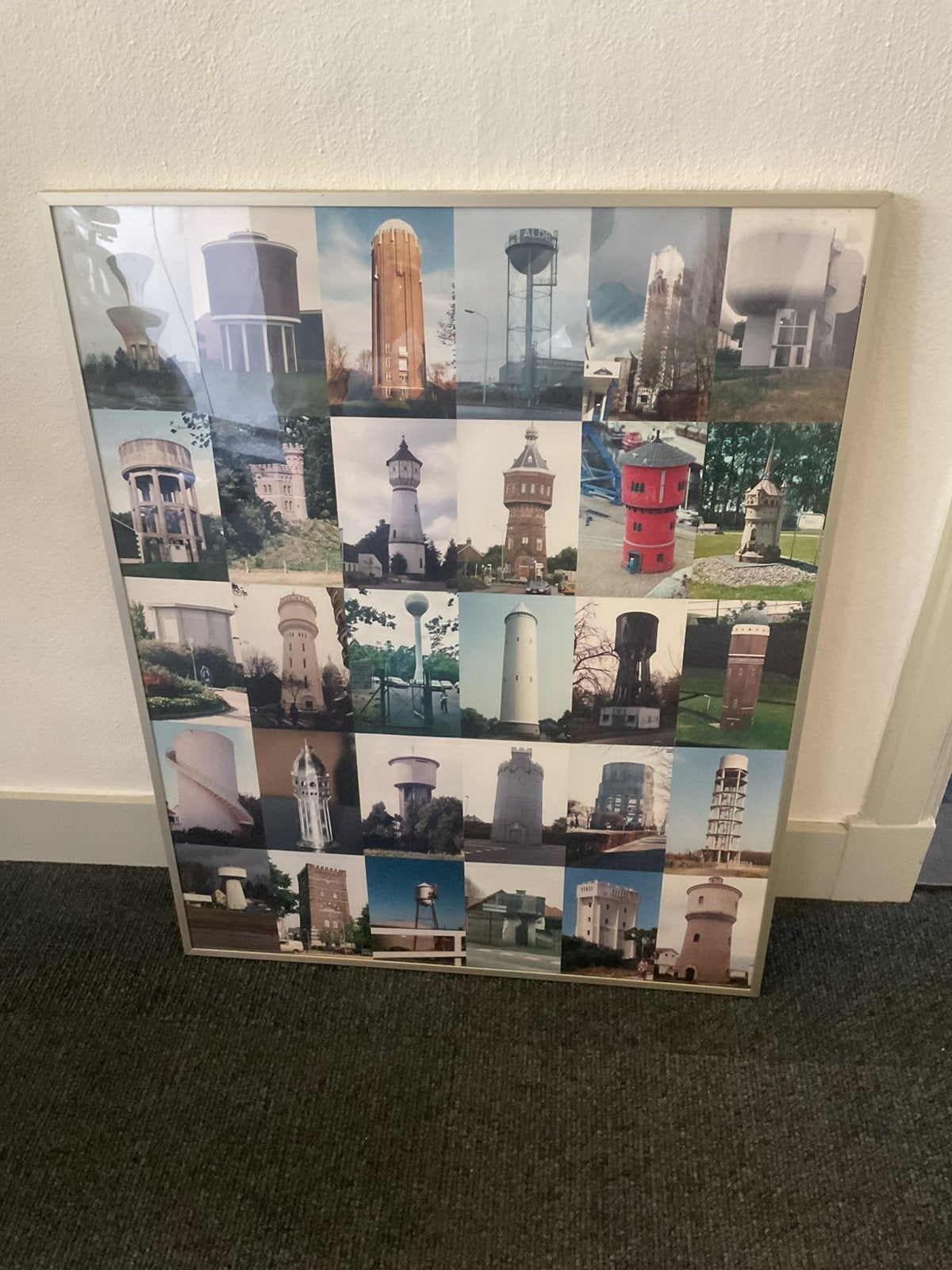 Collage van 30 Foto’s van (Bijzondere) Watertorens in Lijst, Ophalen, Gebruikt, Minder dan 50 cm, Foto of Poster