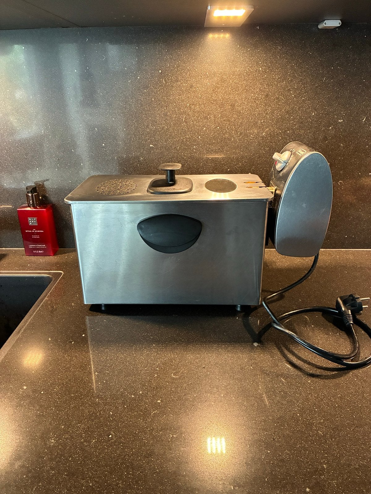 DeLonghi Friteuse  - voor snacks en/of oliebollen bakken., 2 tot 3 liter, Ophalen of Verzenden, Gebruikt, Uitneembare binnenpan