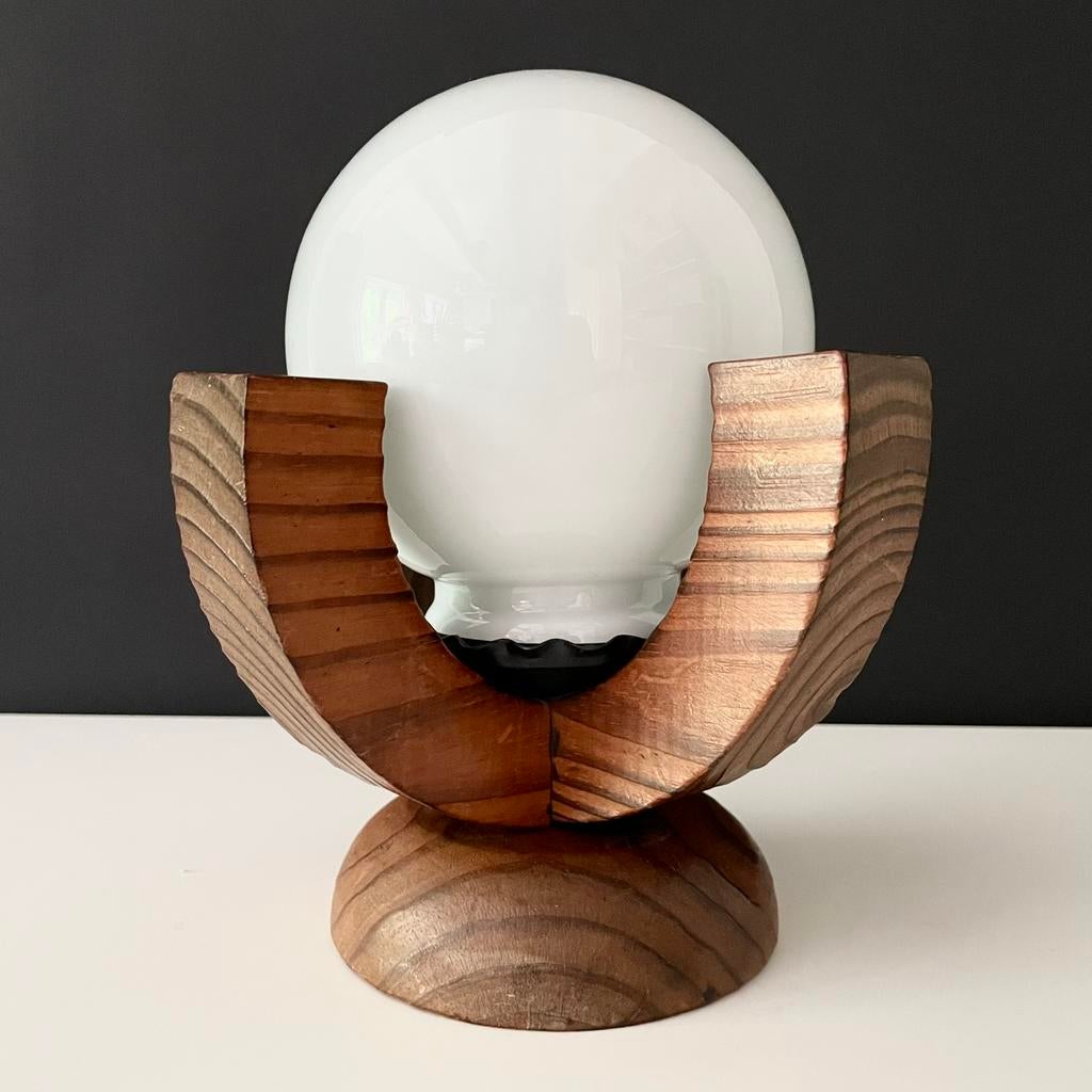 Brutalist vintage tafellamp, glazen bol, houten lampvoet’70s, Ophalen of Verzenden