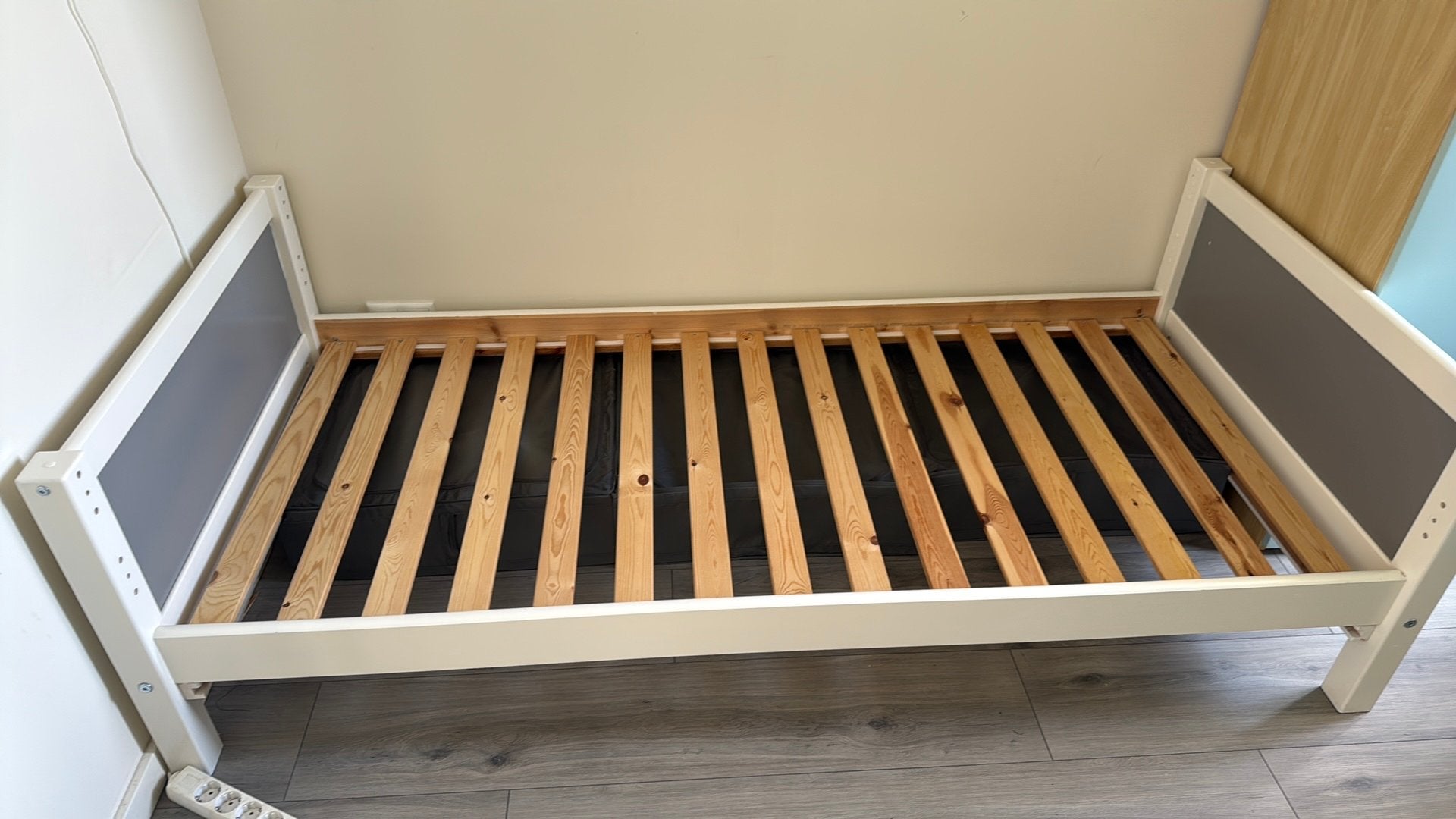 Eenpersoonsbed 90x200 cm wit/grijs hout, Ophalen, Gebruikt, 90 cm, Eenpersoons