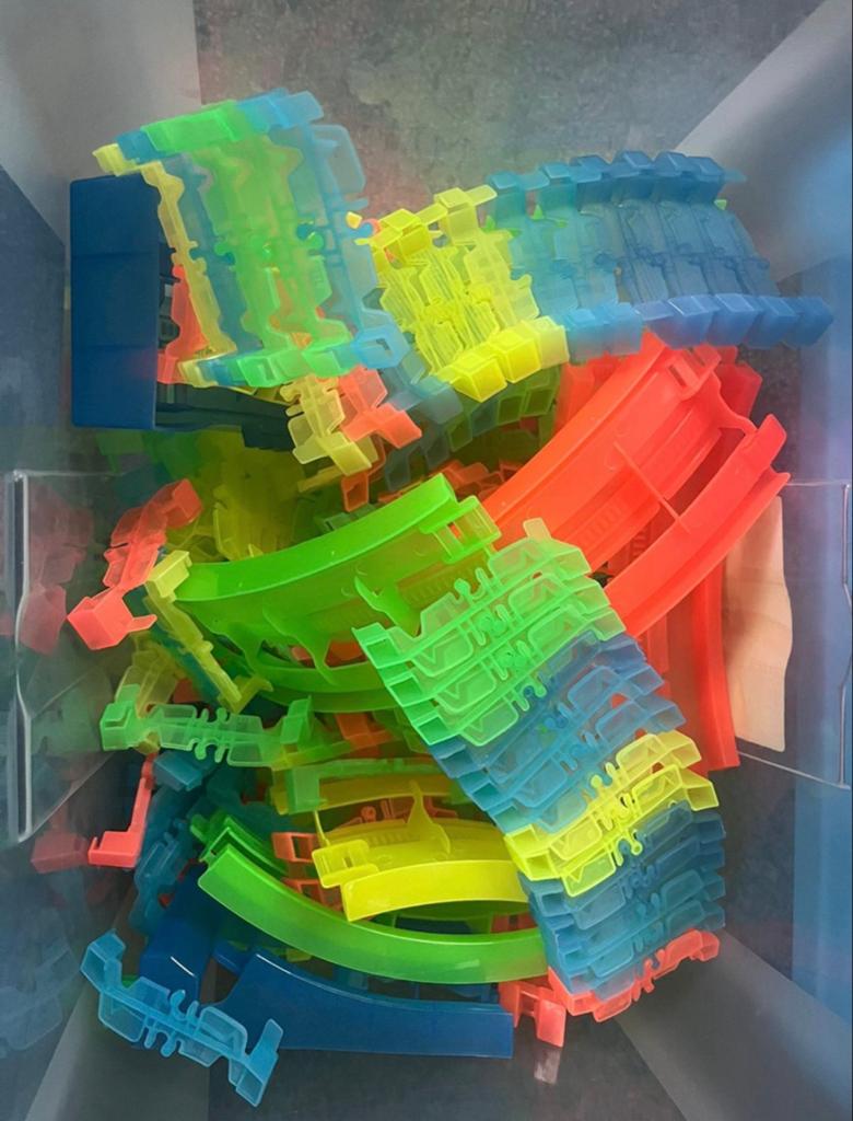 Glow in the dark racebaan met auto en lift, Kinderen en Baby's, Speelgoed | Racebanen, Zelf te bouwen, Elektrisch, Ophalen, Overige merken
