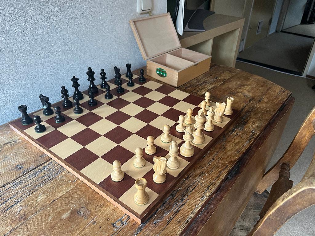 handgemaakt schaakbord / dambord met schaakstukken, Ophalen, Zo goed als nieuw