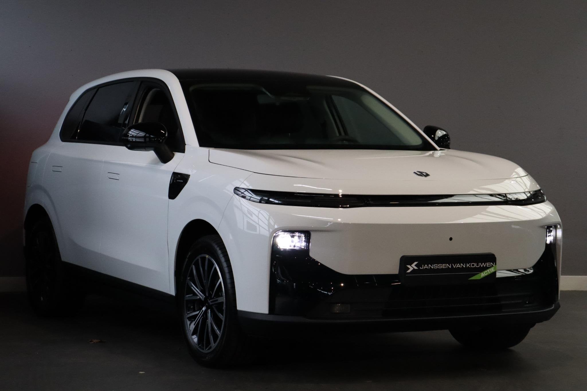 Leapmotor B10 Design ProMax 67.1 kWh / Panoramadak / Leder /, Auto's, 12 maanden, Achterwielaandrijving, 1820 kg, Nieuw