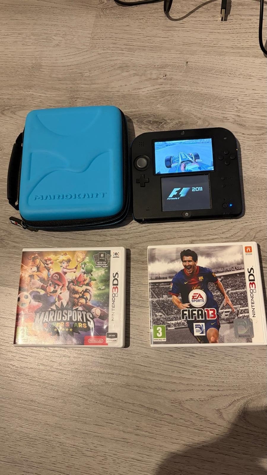 NIEUWSTAAT NINTENDO 2DS INCL. OPLADER + 3 SPELLEN, Ophalen, Blauw, 2DS, Zo goed als nieuw