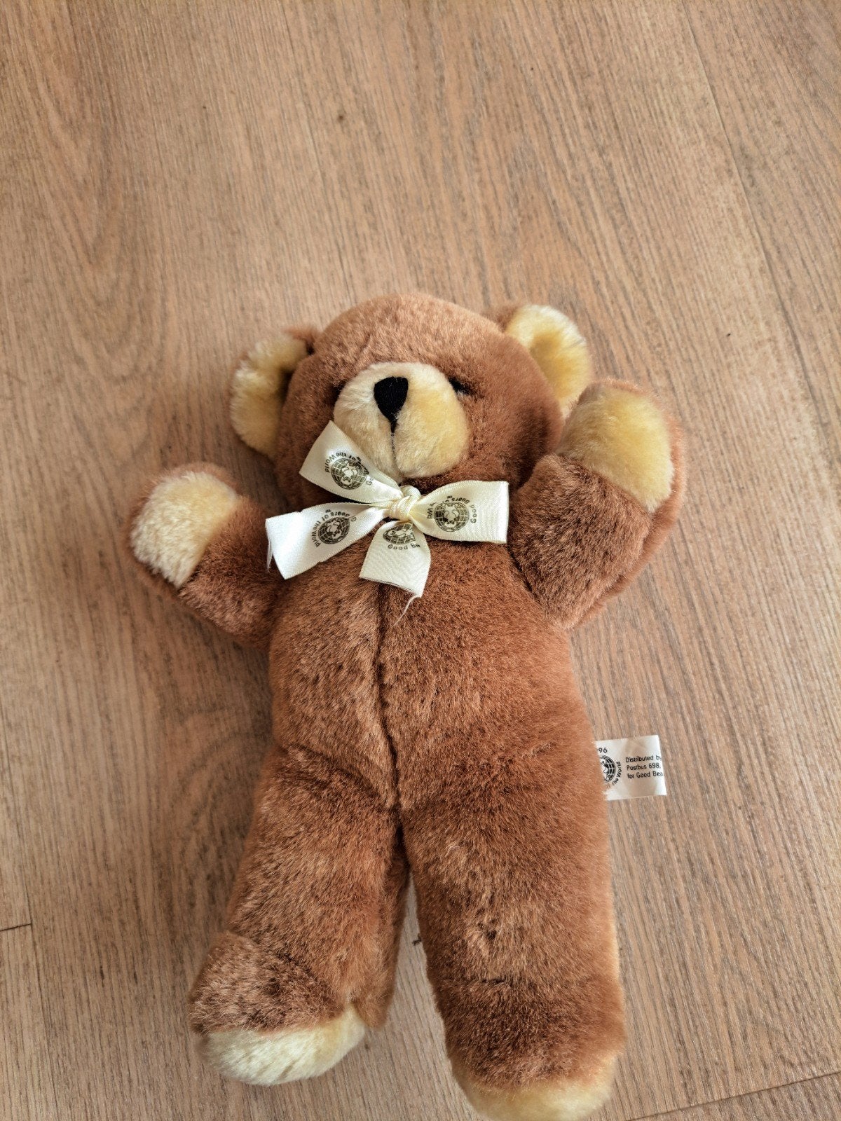 Nieuwe bruine teddybeer met strik - Good Bears of the World, Overige merken, Beer, Nieuw, Ophalen of Verzenden