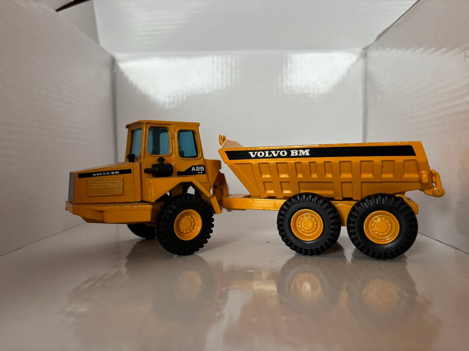 Schaalmodel Volvo BM A25 Dumper 6x6 - Schaal 1:50, Ophalen of Verzenden, Zo goed als nieuw, Hijskraan, Tractor of Landbouw, Overige merken