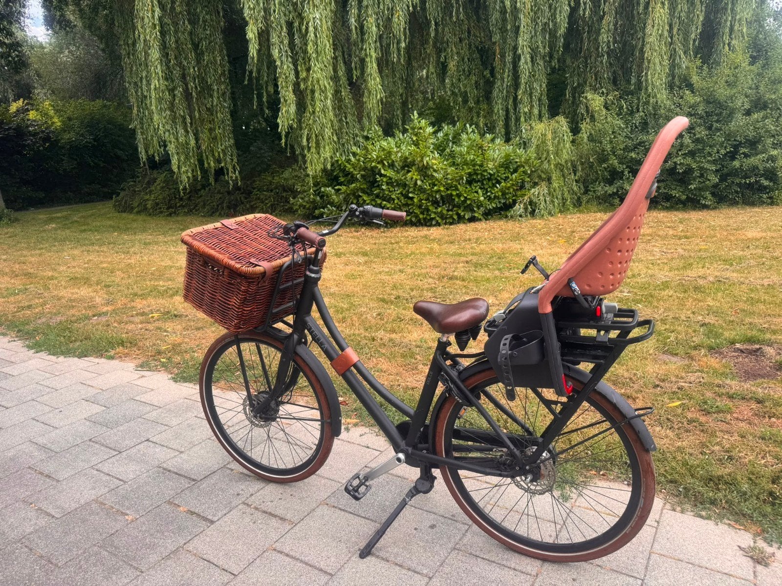 Stella elektrische fiets met Yepp kinderzitje en mand, Fietsen en Brommers, Fietsen | Dames | Damesfietsen, Versnellingen, Schijfrem
