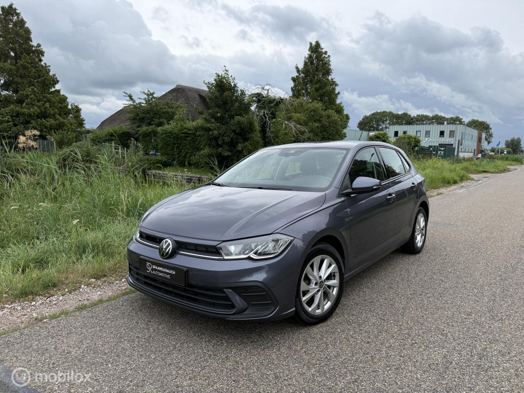 Volkswagen Polo 1.0 TSI / Luxe / Navi / Camera / Carplay, Auto's, Dealer onderhouden, Gebruikt, Zwart, 95 pk