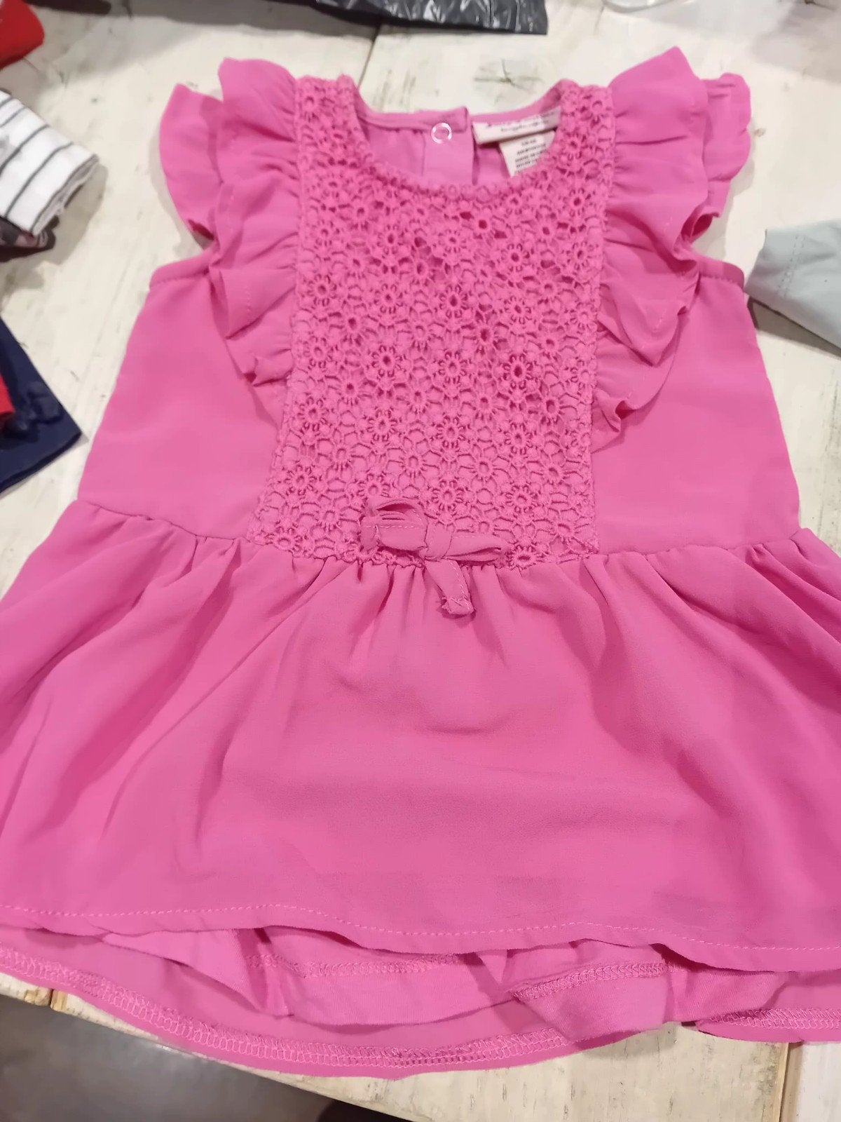 Schattig roze babyjurkje met gehaakte details, Kinderen en Baby's, Babykleding | Baby-kledingpakketten, Ophalen, Zo goed als nieuw