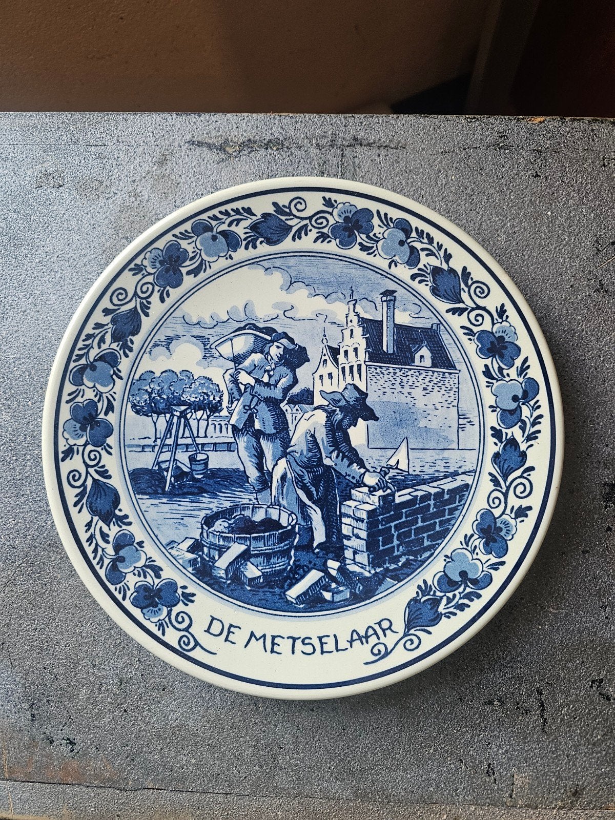 Delfts Blauw sierbord 'De Metselaar', Antiek en Kunst, Ophalen of Verzenden