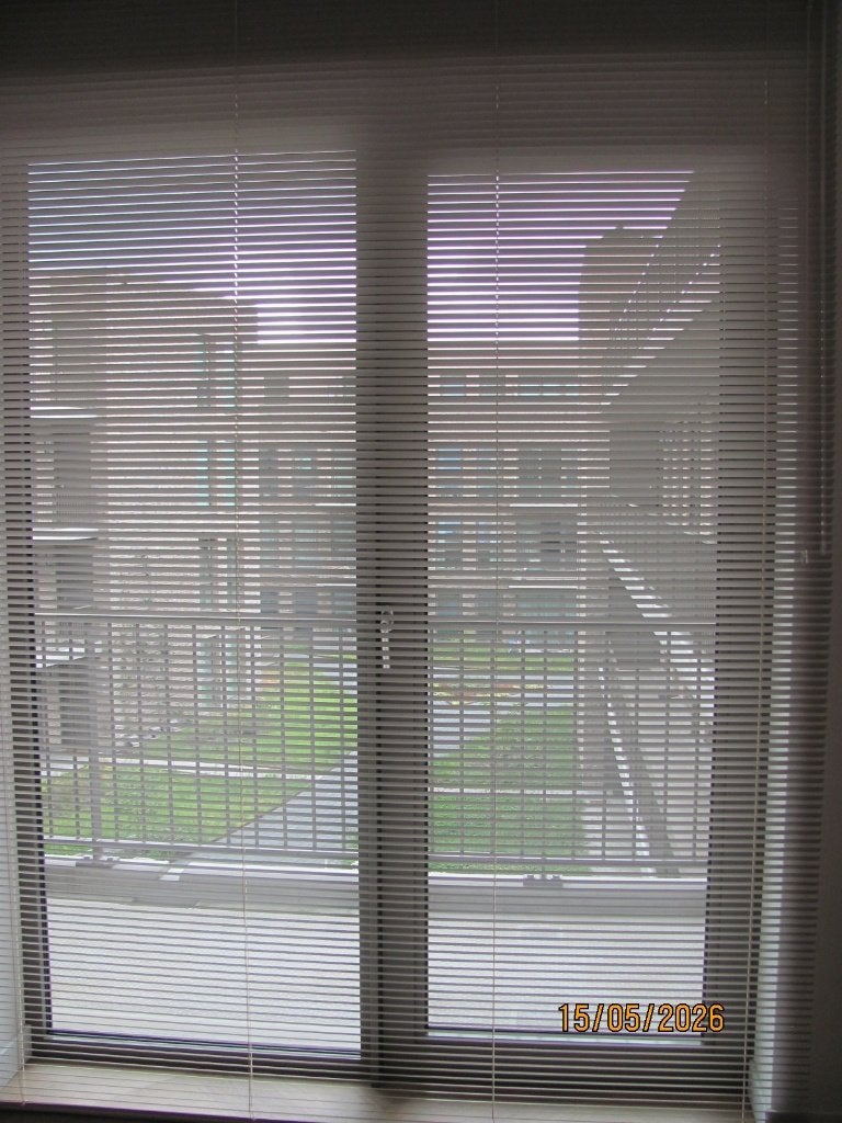 NIEUWSTAAT 2 x ALUMINIUM mat crème MULTISOL 25 mm JALOEZIEËN, Ophalen, Jaloezie, Overige merken, Metaal